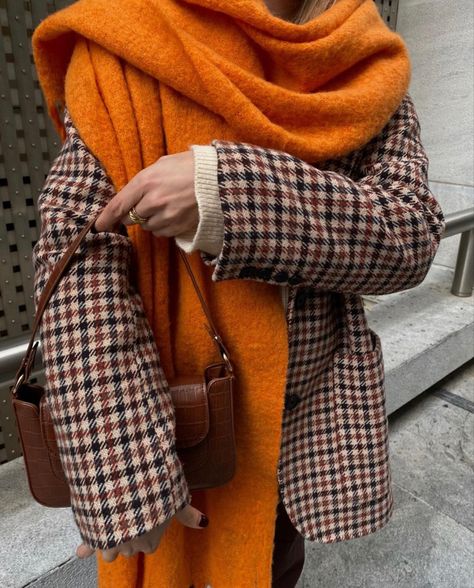 Scarf Aesthetic, Aesthetic Street, 2024 Aesthetic, Orange Scarf, Casual Outfit Inspiration, Mode Casual, Checked Blazer, Mode Inspo, Blazer Outfits