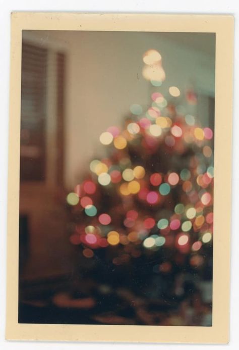 Vintage Christmas Aesthetic Photos, Vintage Christmas Photography, Film Photography Christmas, Vintage Christmas Party Aesthetic, 80s Christmas Photos, Vintage Holiday Aesthetic, Christmas Film Photography, 50s Christmas Aesthetic, Christmas Vintage Aesthetic