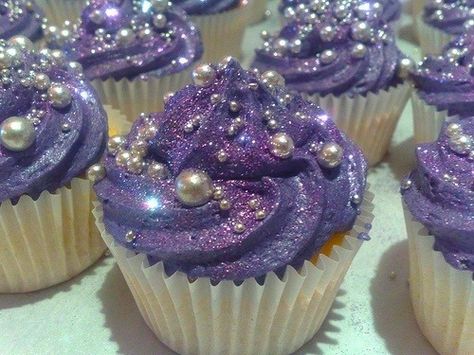 These look princess-y! Add the glitter and pearls to the sleeping beauty cupcakes? Sparkly Cupcakes, Pearl Cupcakes, Purple Cupcakes, Edible Pearls, Cake Mini, Purple Food, Glitter Cupcakes, Pretty Cupcakes, 23rd Birthday