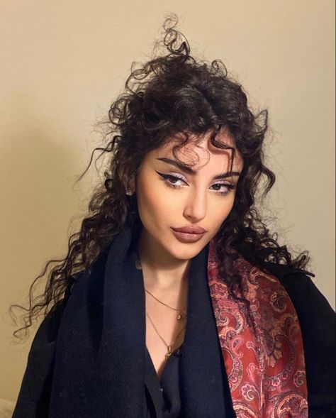 Arabic Hairstyles, Feminine Makeup, Feminine Hairstyles, Maquillage On Fleek, Look Boho Chic, Haircuts For Curly Hair, Dark Feminine Aesthetic, Long Curly Hair, Curly Girl