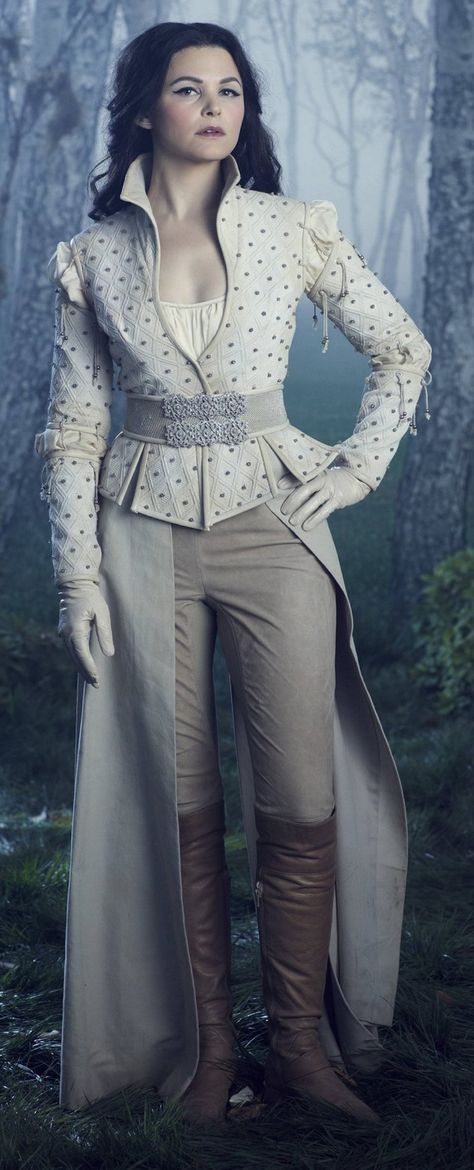 Snow White in OUAT Once Upon A Time Outfits, Ouat Family Tree, Snow White Wedding Dress, Snow White Cosplay, Snow White Wedding, Heroes Wiki, Ginnifer Goodwin, White Wedding Dress, Emma Swan