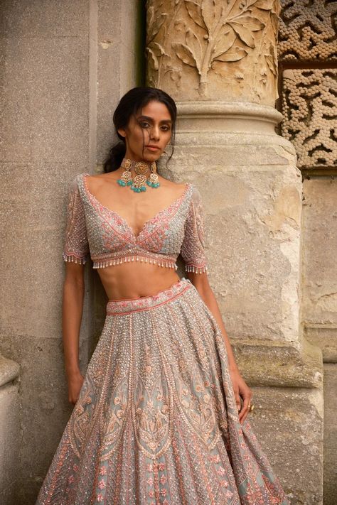 Websites To Rent Your Wedding Outfits In USA & Canada - Pyaari Weddings American Indian Dress, Pink Bridal Lehenga, Wedding Lehenga Designs, India Dress, Indian Bridal Lehenga, Indian Dresses Traditional, Indian Lehenga, Indian Bridal Fashion, Indian Bridal Outfits