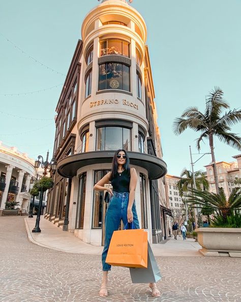 Rodeo Drive Beverly Hills shopping outfit inspo Rodeo Drive Outfit Beverly Hills, Rodeo Drive Picture Ideas, Beverly Hills Photo Ideas, Beverly Hills Photoshoot, Rodeo Drive Photoshoot, Rodeo Drive Outfit, Rodeo Drive Aesthetic, Beverly Hills Aesthetic, Rodeo Drive Shopping