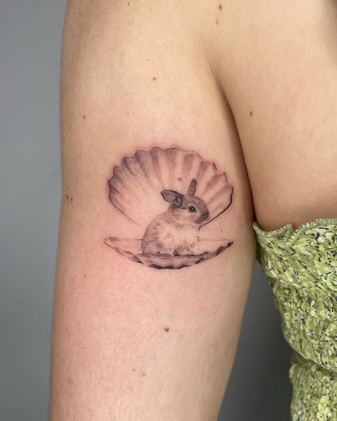 Clam Tattoo Design, Beach Glass Tattoo, Open Shell Tattoo, Oyster Shell Tattoo Pearls, Mermaidcore Tattoo, Mermaid Core Tattoo, Shell Pearl Tattoo, Oyster Tattoo Pearl, Clamshell Tattoo