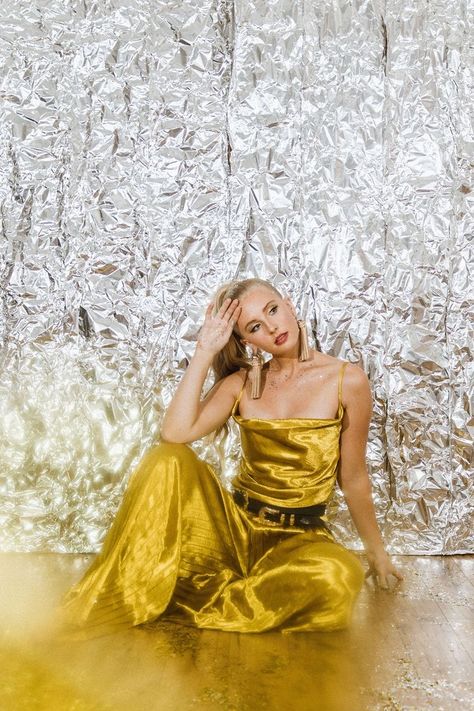 Aluminum Foil Backdrop Photoshoot, Silver Foil Background Photoshoot, Tinfoil Backdrop Photoshoot, Tinfoil Photography, Mylar Sheet Photoshoot, Aluminum Photoshoot, Foil Photoshoot Ideas, Foil Backdrop Photoshoot, Foil Photoshoot Photography