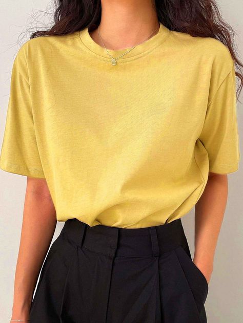 Wardrobe Planner, Oversize Tshirt Outfits, Women Fashion Casual, Oversize Tee, Clothing Female, Yellow Tees, Designer Sweatshirts, Yellow Outfit, Shirts Women Fashion