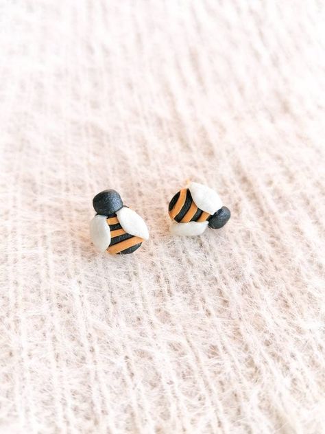 Bee Made Out Of Clay, Ladybug Clay Earrings, Bee Earrings Clay, Simple Polymer Clay Earrings Studs, Bee Polymer Clay Earrings, Clay Bee Earrings, Mini Clay Projects, Modeling Clay Earrings, Polymer Clay Bee Earrings