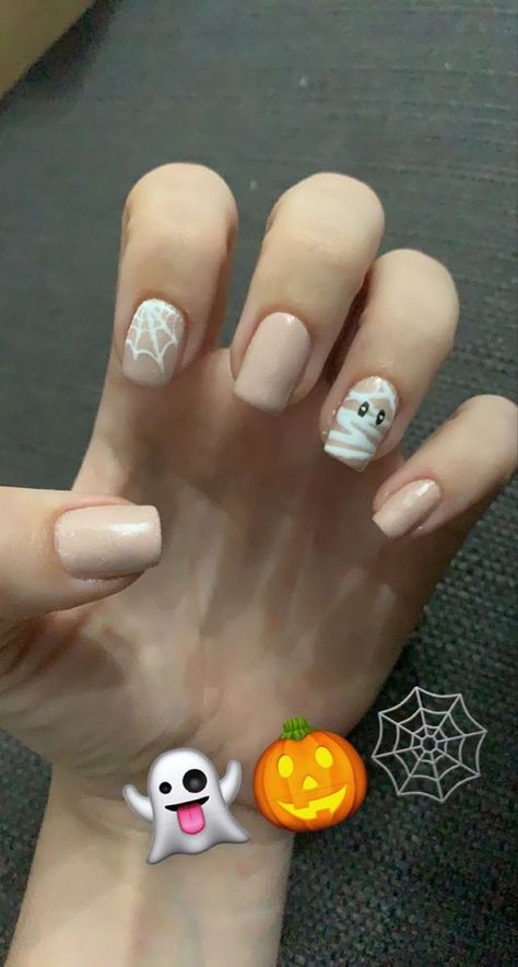 Cute Halloween Nails Mummy, Gel Polish Nail Designs On Natural Nails Halloween, Halloween Nails Mummies, Fall Nails Ideas Halloween, Simple Gel Halloween Nails, Halloween No Chip Nails, Short Mummy Nails, Halloerrn Nails, Cute Seasonal Nails