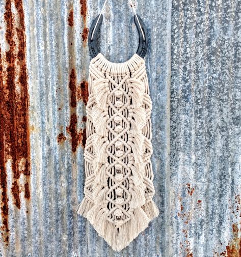 Macrame Horse Shoes, Horseshoe Macrame Wall Hanging, Macrame Horse, Horseshoe Macrame, Horseshoe Crafts Diy, Creative Macrame, Horseshoe Crafts Projects, Macrame Wall Hanger, Horseshoe Projects