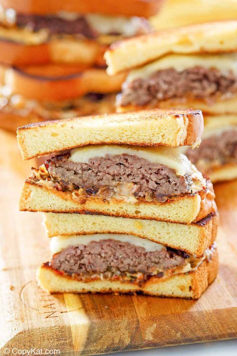 Whataburger Patty Melt, Creamy Pepper Sauce, Yummy Burgers, Cooked Onions, Patty Melt Recipe, What A Burger, Best Sandwich Recipes, Restaurant Inspired Recipes, Melt Recipe