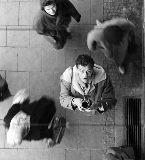 Self Portrait Photography, Diane Arbus, Holding A Camera, Holding Camera, Istoria Artei, Shotting Photo, Photographie Inspo, Lukisan Cat Air, Cinematic Photography