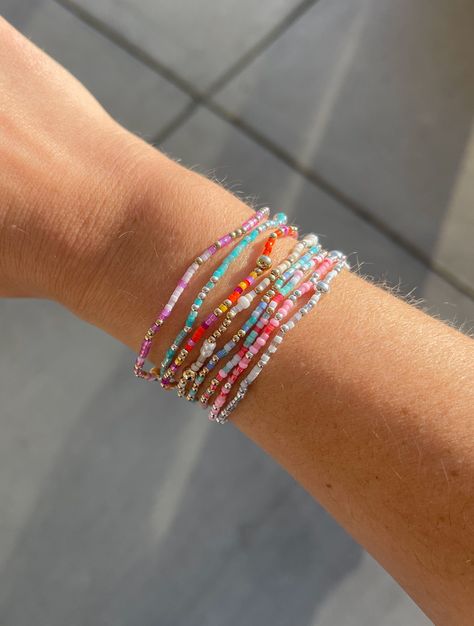 Must-Try Beaded Bracelet Ideas for Craft Lovers Freshwater Pearl Beaded Bracelet, Enewton Bracelet Diy, Bracelet Stack Preppy, Little Bead Bracelet Ideas, Mini Bead Bracelet, Diy Enewton Bracelets, Enewton Stack Ideas, E Newton Stack, Cute Beaded Summer Bracelet