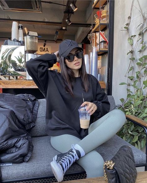 Converse Athleisure Outfit, Athleisure Winter Outfits, Outfit Sport Mujer, Gym Converse, Trendy Sporty Outfits, Sportive Outfit, Casual Airport Outfit, Outfits Leggins, Sweatpants Outfit Ideas