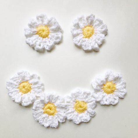 Daisy Hat Crochet, Crochet Appliques, Crochet Flowers Free Pattern, Mini Flowers, Crochet Geek, Crochet Earrings Pattern, Crocheted Flowers, Crochet Daisy, Crochet Flower Tutorial