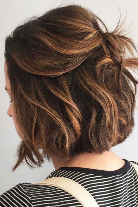 Find out how to style cute short hair with the help of our brilliant ideas that are extremely easy to pull off. Get some inspo to style your short hair. Brown Balayage Bob, Cute Medium Length Hairstyles, Chocolate Brown Hair Color, Brunette Balayage, Chocolate Brown Hair, Caramel Balayage, Brown Balayage, Trendy Hair Color, Short Hair Color