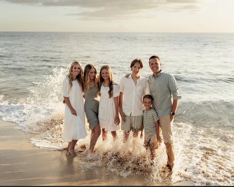 Coastal Family Photoshoot, Beachy Family Photo Outfits, White Beach Family Photos, Family Of Four Beach Pictures, Family Beach Pictures Older Kids, Family Of 4 Beach Photos, Beach Picture Outfits Family, Family Photos Beach Outfits, Beach Picture Color Scheme Family