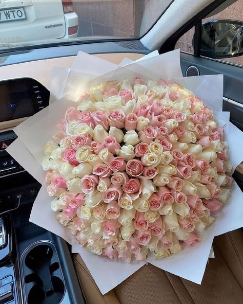 Big Rose Bouquet, Big Flower Bouquet, Roses Bouquet Gift, Luxury Birthday Gifts, White And Pink Flowers, Luxury Flower Bouquets, Money Flowers, White And Pink Roses, Pink Rose Bouquet