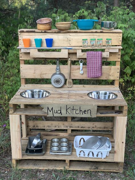 Mud Kitchen Diy, Outdoor Play Kitchen, Mud Kitchen For Kids, Backyard Kids Play Area, Diy Mud Kitchen, Play Kitchens, Kids Outdoor Play, Mud Kitchen, Aktivitas Montessori