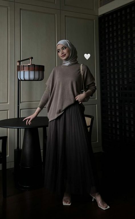 Minimalist Hijab Outfit, Aesthetic Outfits Hijab, Hijabi Ootd, Mix And Match Outfits Hijab, Outfits Muslim, Rok Outfit, Rekomendasi Outfit, Vibes Outfit, Fashion Identity