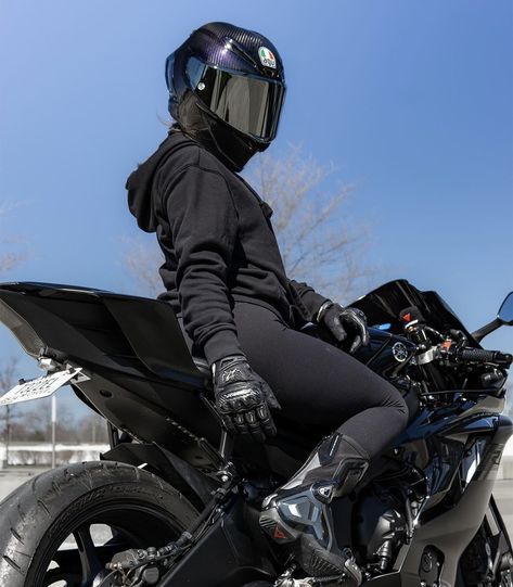 @sarahrides_ Motorcycle Women Riders, Girl Biker Aesthetic, Motor Bike Girl, Motor Outfit, Girl On Motorcycle, Motorcycle Female, Female Bikers, Woman Motorcycle, Girl Biker