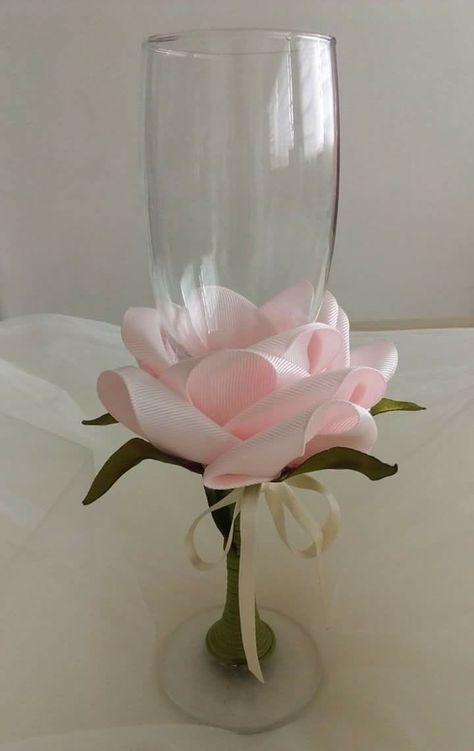 Glass Decor ideas Decorated Glass Cups, Quinceanera Toasting Glasses Diy, Quinceanera Cups, Glass Souvenir Ideas, Diy Champagne Glasses Quinceanera, Brindis Cups Quince, Quince Brindis Cups, Quinceanera Copas Diy, Wine Glasses For Quinceañera