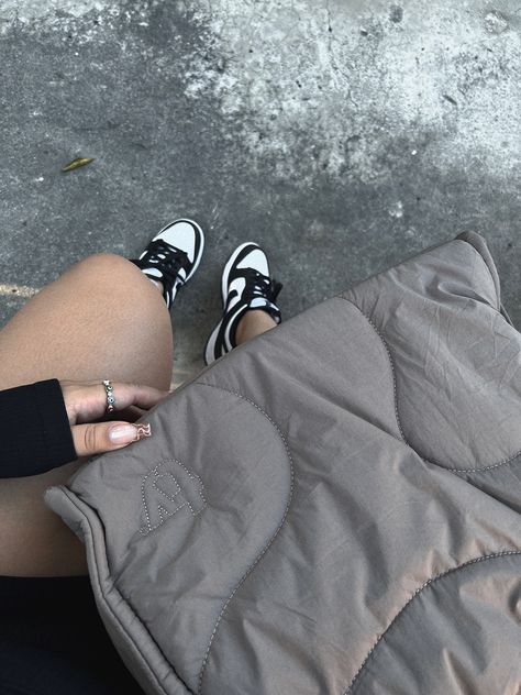 Bag Nike, Ootd Inspo, Dunks Nike, Aesthetic Fall, Fall Essentials, Winter Essentials, Nike Dunks, Fall And Winter, Dark Aesthetic