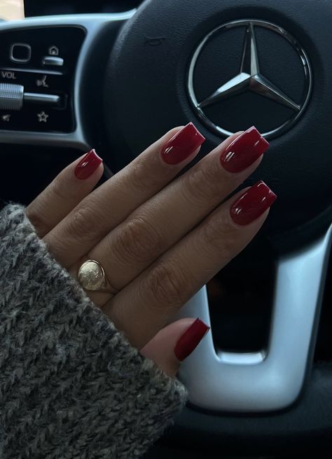 Nails Short Red Dark, Square Red Nails Acrylic, Autumn Nails Ideas Short, Autumn Nails Inspiration Square, Biab Nails Autumn 2024, Square Biab Nails Inspiration, Dark Nails Inspiration Square, Old Money Nails Short Square, Short Classy Red Nails