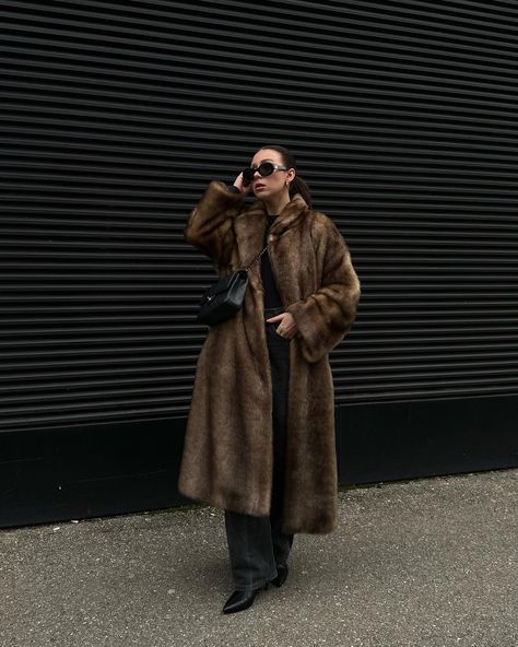 Winter Coat For Women, Fur Winter Coat, Fur Trench Coat, Fur Coat Long, Brown Faux Fur Coat, Fur Coat Fashion, Fur Decor, Retro Luxury, Long Faux Fur Coat