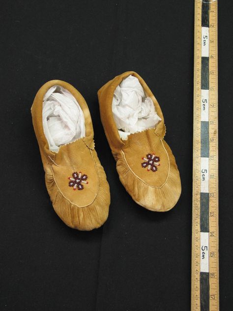 moccasins, innussin Making Moccasins, Native American Songs, Native American Facts, Native American Moccasins, Native American Dress, Moccasin Pattern, Eastern Woodlands, Beaded Moccasins, Indian Baby