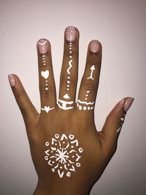 Easy Sharpie Drawings On Skin, Drawings On Hands Pen, Easy Hand Drawings, Simple Hand Tattoos, Sharpie Paint Markers, Wrist Henna, Sharpie Drawings, Arm Drawing, Henna Inspired Tattoos