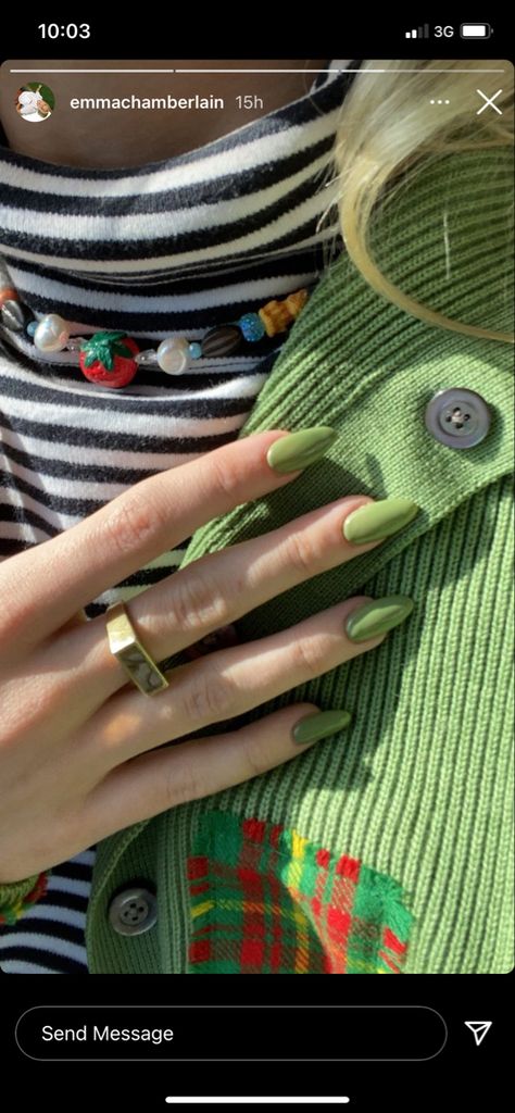 Green Nails Christmas, March Nails, S Nails, Green Nail Designs, Nails Christmas, Emma Chamberlain, Nail Ring, Nails Spring, Minimalist Nails