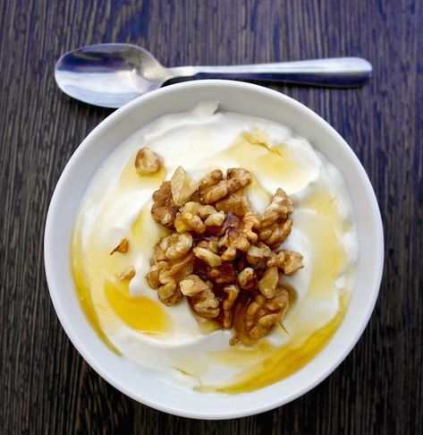 Yogurt With Honey, Olive Tomato, Yogurt Diet, Mediterranean Diet Breakfast, Mediterranean Breakfast, Mediterranean Diet Meal Plan, Zone Diet, Easy Mediterranean Diet Recipes, Mediterranean Diet Plan