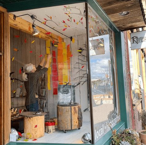 Fall Retail Window Display Ideas, Small Shop Window Display Ideas, Thrift Store Window Display Ideas, Store Window Displays Ideas, Shop Window Design Ideas, Window Display Design Creative, Store Front Ideas, Fall Store Window Displays, Window Display Ideas