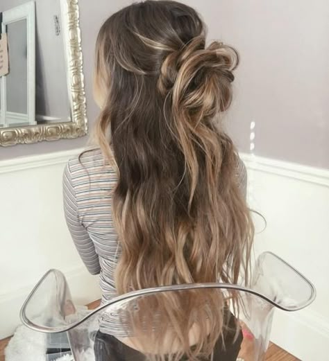 How to Style Long Hair. Messy bun tutorial Prom Hair Updo, Simple Prom Hair, Luxy Hair, Peinados Fáciles Para Cabello Corto, Hair Blog, Trending Hairstyles, Ash Blonde, Half Up Half Down, Messy Hairstyles