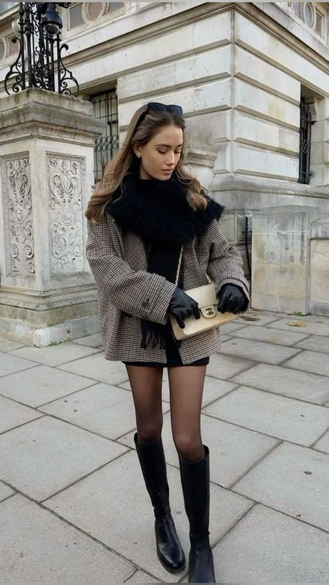 20+ Fall Outfits We See All Over TikTok Right Now 38 Check more at https://beautyfashionideas.com/fashion/20-fall-outfits-we-see-all-over-tiktok-right-now-38/ Winter Italian Outfits, Winter In Italy Outfits, Winter Outfits Paris, Italy Abroad, Winter City Outfits, Rich Girl Outfit, European Fashion Winter, Fall California, Winter Fashion Cold