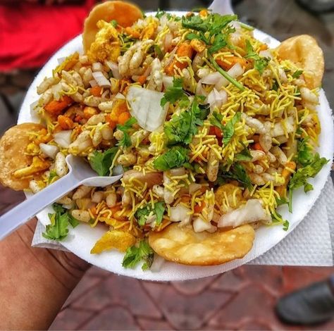 Papdi chaat Indian Fast Food, Delicious Food Image, Papdi Chaat, Love Pic, Soul Food Dinner, Fire Food, Patties Recipe, Tastemade Recipes, Chaat Recipe