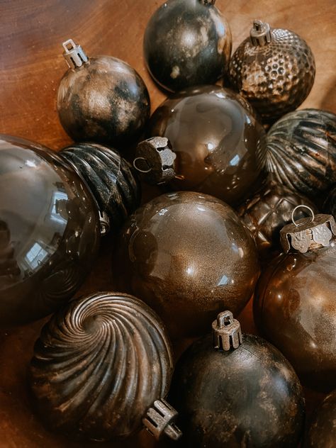 Bronze Ornaments Christmas Tree, Diy Brown Christmas Ornaments, Diy Brown Ornaments, Diy Moody Ornaments, Amber Ornaments Diy, Diy Aged Ornaments, Diy Feather Ornaments, Christmas Tree Color Schemes 2023, Dark Green Christmas Ornaments