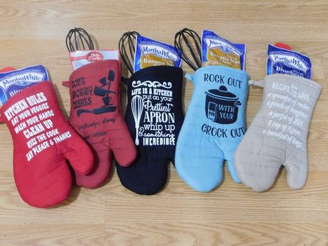 Personalized and Funny Saying Oven Mitt Giftsets-Homewarming Gifts-Wedding Gifts Quick Christmas Gifts, Wedding Quotes Funny, Oven Mitts Gift, Cricut Projects Beginner, Gifts Teacher, Cute Christmas Gifts, Cricut Craft Room, Diy Cricut, Cricut Tutorials