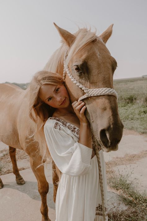 Vogue Horse Photoshoot, Fall Horse Aesthetic, Western Horse Photoshoot, Horse Senior Photos, Western Senior Picture Ideas Horses, Senior Pics With Horses, Photo Shoot With Horses, Senior Photos With Horses, Senior Horse Photography