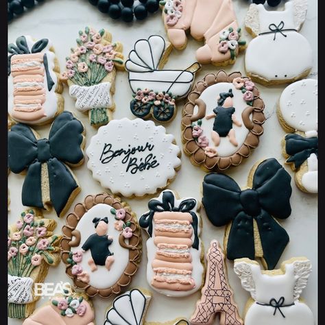 🖤Bonjour Bébé 🖤 Oh la la I’m loving this beautiful black and white Paris themed baby shower cookies 😍🥐🖤💐 Love when my clients give creative freedom so I can make unique and beautiful sets for their special event. I really love what I do 🖤🥐 💐 Inspiration from one of my favorite cookie artist 🖤 @hartworkcookieco #cookies #sugarcookies #cookiesofinstagram #paristheme #paristhemebabyshower #babyshowercookies #cookieart #cookier Paris Theme Baby Shower, Paris Baby Shower Theme, Black And White Paris, Cookies Love, Paris Baby Shower, Winter Shower, Paris Themed, Shower Cookies