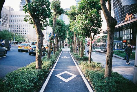 A good town needs safe separated bike lanes. Streetscape Design, New Urbanism, Urban Design Plan, Urban Bike, Bike Lane, Landscape And Urbanism, Urban Park, Urban Furniture, Bike Path