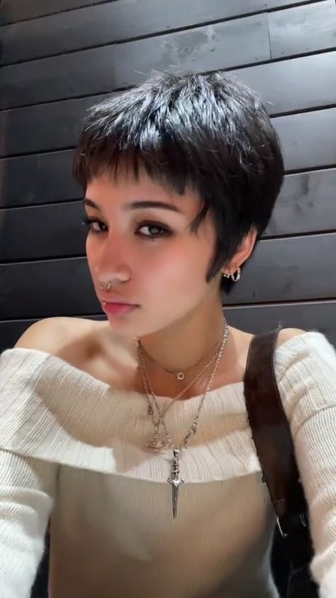 Pixie Haircut Covering Ears, Short Hair Inspo Pixie, Shixie Haircut Girl, Pixie Haircut Aesthetic, Overgrown Buzzcut, Outgrown Pixie Haircut, Feminine Short Hair Round Face, Outgrown Buzzcut, Sassy Bob Haircut