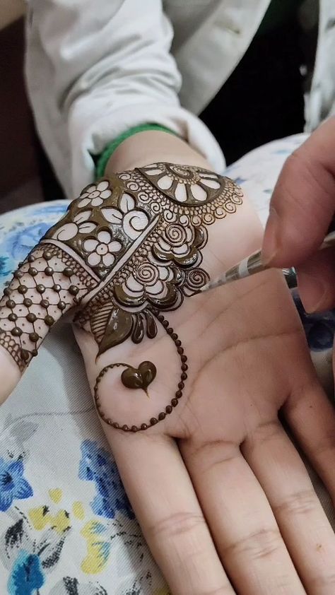 Tulsi Kumar, Kashee's Mehndi Designs, Latest Arabic Mehndi Designs, Floral Henna Designs, Finger Henna Designs, Henna Tattoo Designs Hand, Modern Henna Designs, Rose Mehndi Designs, Engagement Mehndi Designs