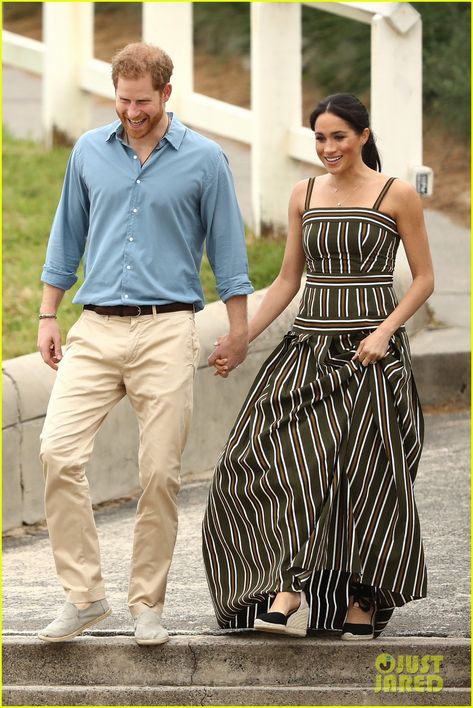 Meghan Markle & Prince Harry Go Barefoot at Bondi Beach in Australia! Megan Markel, Estilo Meghan Markle, Meghan Markle Outfits, Meghan Harry, Richard Johnson, Prince Harry Et Meghan, Duchess Meghan, Stile Boho Chic, Prins Harry