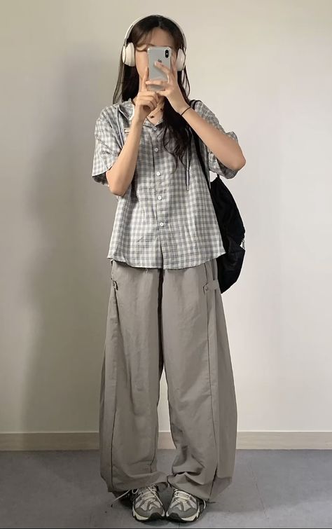 Worker Pants Outfit, Baggy Clothes Outfit Korean, Japanese Minimalist Outfit, Korea Outfit Summer, Casual Japanese Fashion, Wave To Earth Outfit Ideas, Summer Outfit Japan, Wave To Earth Concert Outfit, Flannel Outfits Korean