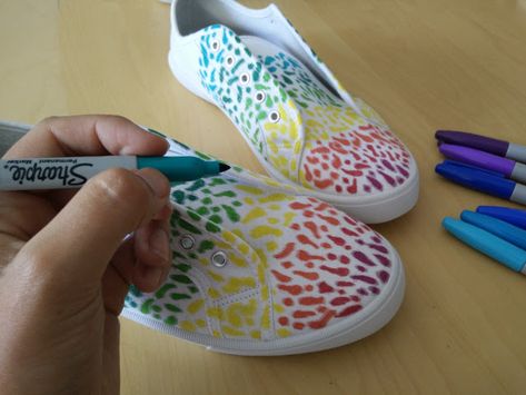 Decorating canvas shoes with sharpies and alcohol - Paris en Rose Diy Tie Dye Shoes, Sharpies And Alcohol, Sharpie Alcohol, Plain White Shoes, Canvas Shoes Diy, Sharpie Shoes, Artisanats Denim, Sharpie Tie Dye, Sharpie Colors