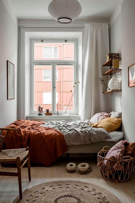 Small Bedroom Layout Ideas, Narrow Bedroom, Small Bedroom Layout, Scandinavian Bedroom, Small Bedroom Decor, Couple Bedroom, Style Deco, Tiny Bedroom, Bedroom Layouts