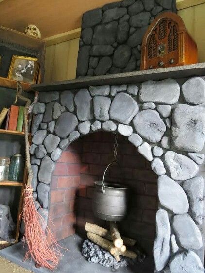 Faux fireplace with witches cauldron. (Maybe could make the actual fireplace in a way that could be decorated for Thanksgiving and Christmas, too, to justify the work. Fireplace Decoration Ideas, Witch Props, Witches House, Halloween Fireplace, Hansel Y Gretel, Classy Halloween, Yard Haunt, Haunted Dollhouse, Hearth And Home