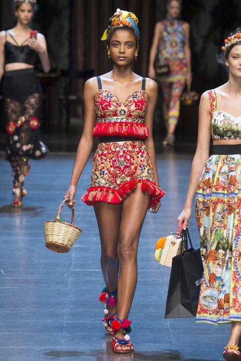 D&G still being gorgeously Sicilian for Spring 2016 Sicilian Outfit, Black Runway Fashion, Dolce And Gabbana 2016, Milano Fashion Week, October 19, Textiles Fashion, Dolce E Gabbana, Spring Summer 2016, 2016 Fashion