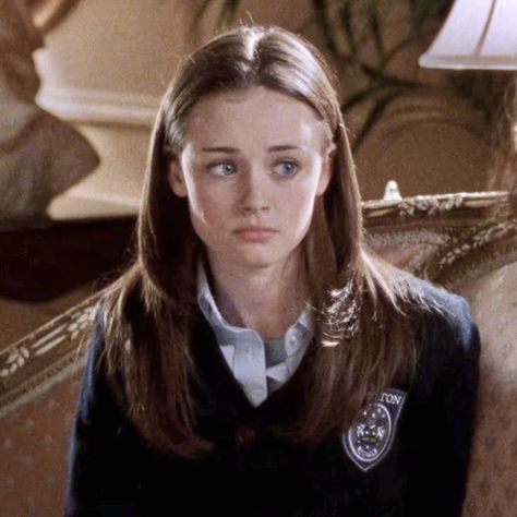 Rory Gilmore Hair, Estilo Rory Gilmore, Lorelai Gilmore, Stars Hollow, Rory Gilmore, Anne Hathaway, Autumn Aesthetic, Gilmore Girls, Role Models